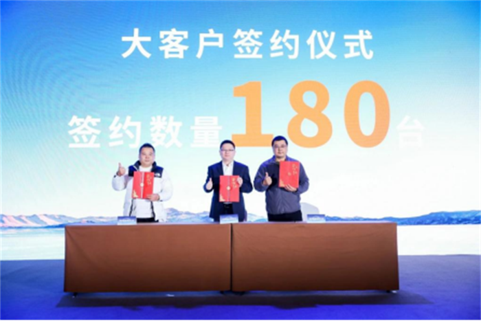 2024年1月8日，远程新能源商用车醇氢产品品鉴之旅西安站成功举办，远程首次以重卡、轻卡、小卡、客车的强大全系醇氢产品亮相。活动现场，远程星瀚G系列重卡、远程X7M醇氢电动重卡、远程M5自卸车等远程醇氢重卡产品悉数登场，整车品质受到在场客户一致肯定。