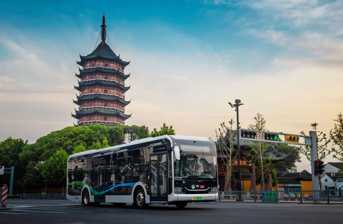 近日，宇通客车发布2023年度业绩预告及12月产销快报，根据报告，宇通客车2023年度累计销售客车36518辆，同比增长20.93%，回望全年，在经济持续向好的大背景下，宇通客车抢抓旅游复苏、城乡公共交通优化升级等市场机遇，更在全球化的竞争格局下，掌握发展主动权，走出发展新高度。