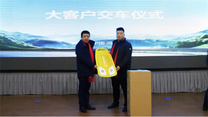 1月9日，主题为“德行天下 御领未来”的陕汽德御Q300载货车上市仪式在河南漯河正式举行。在“为用户造好车、为客户创财富”的理念下，依托全新平台打造的德御Q300载货车，不仅为绿通、冷链、快递等细分市场带来了高效、节油、可靠的高品质产品，更为道路运输领域的高效发展带来了更优产品解决方案。
