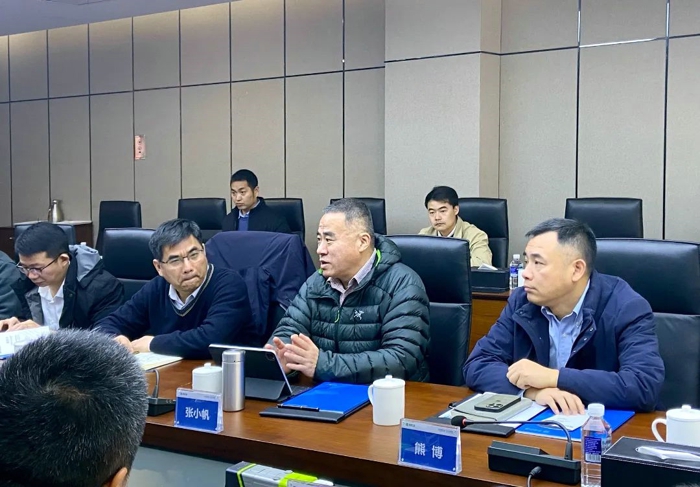 1月9日，东风商用车有限公司总经理张小帆、副总经理金谋志，市场与营销领域总监、后市场事业部总经理谢志鹏及相关业务部门负责人一行前往湖南区域走访战略改装大客户盈峰环境科技集团股份有限公司、中联重科混凝土机械有限公司，在深入沟通交流中全面深化战略合作关系。