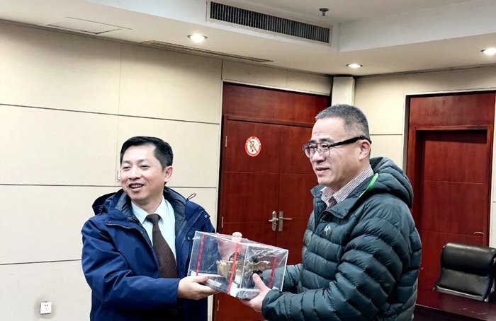 1月9日，东风商用车有限公司总经理张小帆、副总经理金谋志，市场与营销领域总监、后市场事业部总经理谢志鹏及相关业务部门负责人一行前往湖南区域走访战略改装大客户盈峰环境科技集团股份有限公司、中联重科混凝土机械有限公司，在深入沟通交流中全面深化战略合作关系。
