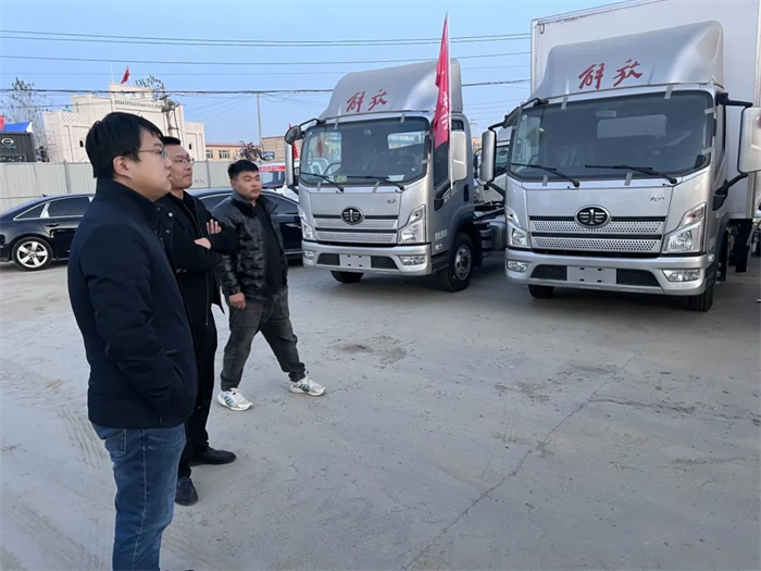 2024“赢战首季 势必当红”，解放轻卡开门红动员大会如火如荼，各级领导深入一线、动员部署，为全面赢战2024积极备战。动员大会的召开，使得各地区部士气振奋，领战旗、待出征，以昂扬斗志全身心投入工作，高质量赢战新年开门红！