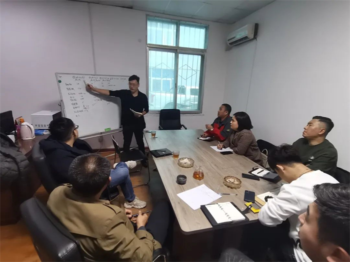 2024“赢战首季 势必当红”，解放轻卡开门红动员大会如火如荼，各级领导深入一线、动员部署，为全面赢战2024积极备战。动员大会的召开，使得各地区部士气振奋，领战旗、待出征，以昂扬斗志全身心投入工作，高质量赢战新年开门红！