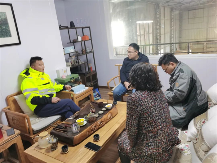 2024“赢战首季 势必当红”，解放轻卡开门红动员大会如火如荼，各级领导深入一线、动员部署，为全面赢战2024积极备战。动员大会的召开，使得各地区部士气振奋，领战旗、待出征，以昂扬斗志全身心投入工作，高质量赢战新年开门红！