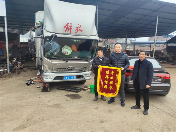 2024“赢战首季 势必当红”，解放轻卡开门红动员大会如火如荼，各级领导深入一线、动员部署，为全面赢战2024积极备战。动员大会的召开，使得各地区部士气振奋，领战旗、待出征，以昂扬斗志全身心投入工作，高质量赢战新年开门红！