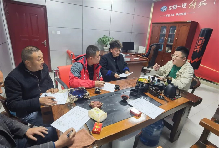 2024“赢战首季 势必当红”，解放轻卡开门红动员大会如火如荼，各级领导深入一线、动员部署，为全面赢战2024积极备战。动员大会的召开，使得各地区部士气振奋，领战旗、待出征，以昂扬斗志全身心投入工作，高质量赢战新年开门红！