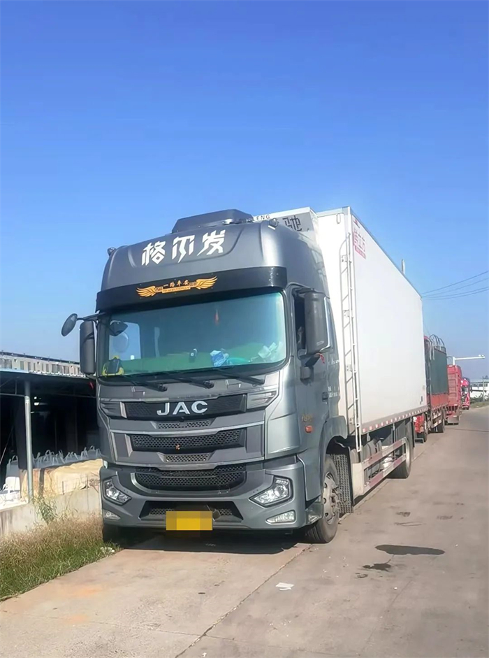 近期，江淮重卡性能品质挑战赛第五期正如火如荼地进行，吸引了众多运输业者的参与。在第二周的比赛中，丁老板以百公里17.37升的油耗表现惊艳全场，而王老板则凭借运营5404.66公里的总里程表现成为出勤周冠军。