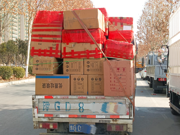 来自河南新乡超级用户常师傅曾是一名木工，由于行情不景气，几经辗转之后，他决定踏上专线物流运输的道路。2017年，常师傅选择了当时的爆款小卡——长安新豹作为运输工具。6年时间里，长安新豹展现出卓越的品质与性能，以32万公里无大修的表现，驶出了常师傅的事业新篇章！