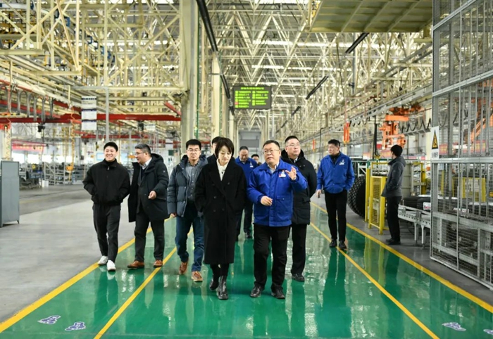 2024年1月15日，海通恒运融资租赁（上海）有限公司副总经理徐艳，海通恒运融资租赁（上海）有限公司现代物流二部业务总监赵涛一行来北奔重汽交流合作，北奔重汽党委书记、董事长何清，总会计师荆文玉，副总会计师、财务资产部部长赵健及创新事业部、科技规划部、营销公司相关负责人接待了徐艳一行，并在车辆大厦五楼一会进行了座谈。