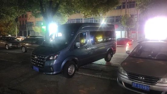 接天莲叶无穷碧，映日荷花别样红。江南水乡，天气温润，风姿绰约的莲叶密密麻麻地罩住了江面，透着风韵之美。来自江苏南通如皋的张老板，每天驾驶烟雨青的图雅诺大麦，与这抹“温柔”相叠，俨然成为平园池村流动的风景线。