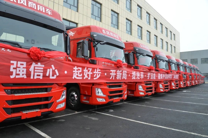 1月16日，东风商用车与三家疆煤外运大客户800辆东风天龙子母车签约仪式在新疆乌鲁木齐隆重举行。