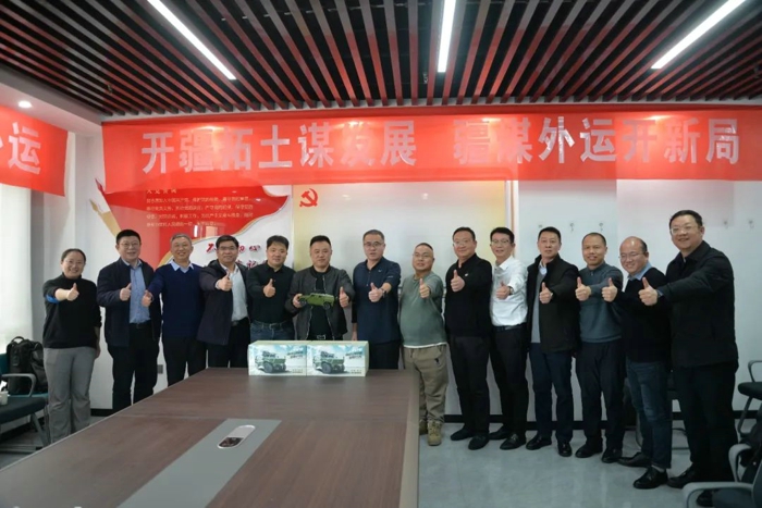 1月16日，东风商用车与三家疆煤外运大客户800辆东风天龙子母车签约仪式在新疆乌鲁木齐隆重举行。