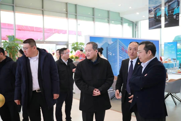 涟钢集团副总经理谢集祥，涟钢集团副总经理李国仓，涟钢集团副总经理彭霞琳，涟钢物流有限公司经理、党委副书记肖小军等多位涟钢领导莅临现场；三一集团董事、三一重卡董事长梁林河，三一集团副总裁、三一重起董事长袁跃，三一集团副总裁、三一重卡董事周万春，三一集团副总裁、三一工车CEO周国元，三一集团总裁助理、三一重卡华南总经理张大明等多位三一领导出席仪式，现场上百位嘉宾共同见证三一新能源重卡全国首个销售服务中心的正式落地。