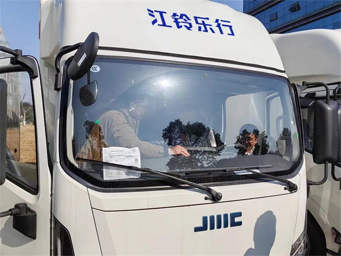 2024年1月10日，江铃乐行新能源-江西众投物流E路达轻卡集中交车仪式正式举行。仪式上，15台纯电轻卡E路达成功交付于江西众投物流有限公司（以下简称“众投物流”）。
