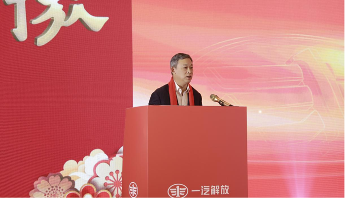 2024年1月17日17时，解放2024“新春大拜年”活动迎着新年的号角如期而至！一汽解放选在“17”这一晚，取“同一汽在一起”的谐音，携手多位重磅嘉宾，提前给广大卡友拜年。其间，解放卡车直播间欢声笑语，以“龙腾贺岁，暖春焕新，解放有礼，前路大吉”为主题的新春大拜年活动精彩纷呈，不仅备下超多福利，呈现适合卡友们的“年货清单”，同时，将新年浓浓的祝福传递给全国各地的经销商伙伴和用户朋友。