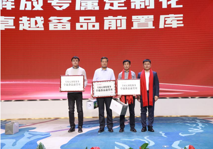 2024年1月17日17时，解放2024“新春大拜年”活动迎着新年的号角如期而至！一汽解放选在“17”这一晚，取“同一汽在一起”的谐音，携手多位重磅嘉宾，提前给广大卡友拜年。其间，解放卡车直播间欢声笑语，以“龙腾贺岁，暖春焕新，解放有礼，前路大吉”为主题的新春大拜年活动精彩纷呈，不仅备下超多福利，呈现适合卡友们的“年货清单”，同时，将新年浓浓的祝福传递给全国各地的经销商伙伴和用户朋友。