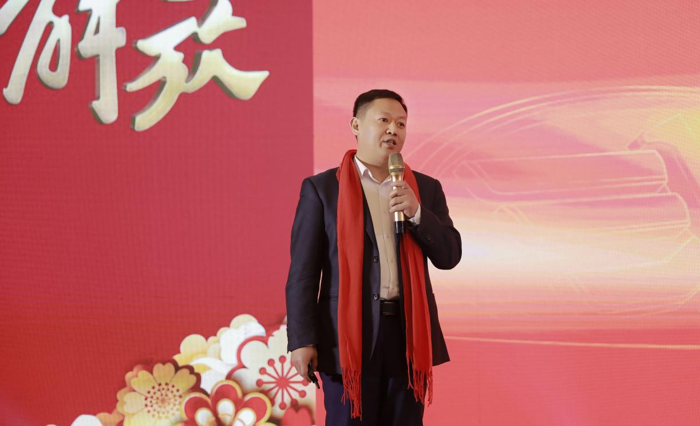 2024年1月17日17时，解放2024“新春大拜年”活动迎着新年的号角如期而至！一汽解放选在“17”这一晚，取“同一汽在一起”的谐音，携手多位重磅嘉宾，提前给广大卡友拜年。其间，解放卡车直播间欢声笑语，以“龙腾贺岁，暖春焕新，解放有礼，前路大吉”为主题的新春大拜年活动精彩纷呈，不仅备下超多福利，呈现适合卡友们的“年货清单”，同时，将新年浓浓的祝福传递给全国各地的经销商伙伴和用户朋友。