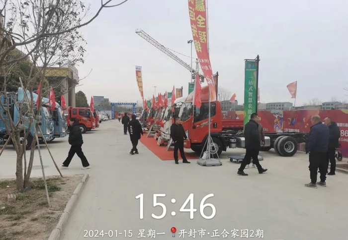 喜迎龙年，2024年1月15日晚，一汽解放轻型车销售公司联合开封长赢汽车销售有限公司在开封市杞县隆重召开“新春团拜会”，会议邀请嘉宾百余人，更邀请到解放轻型销售公司客户关系部部长-姜峰部长、一汽解放轻型车销售公司河南地区部经理-王虹凯经理、一汽解放轻型车销售公司河南地区部销售经理-张硕经理对产品进行了专业的讲解。