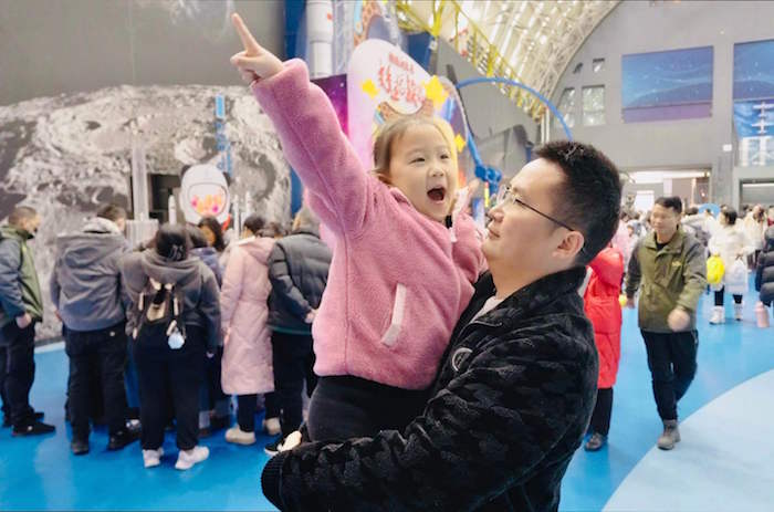 2024年2月3日7时37分，吉利未来出行星座第二个轨道面，在西昌卫星发射中心以一箭11星方式成功发射，其中一颗为远程观星号。卫星顺利进入预定轨道，所有卫星状态正常，发射任务获得圆满成功。随着发射成功，全球首个商用通信导航遥感一体星座——吉利未来出行星座顺利完成第二个轨道面的部署组网，目前在轨卫星已达到20颗。这对商用车行业意味着什么？