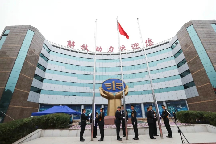 要以“开局就决战”的韧劲、“起步就冲刺”的拼劲、“转身就落实”的干劲，戮力同心、锐意进取、砥砺奋进，全力以赴达成年度经营目标，为做强做大做优解放动力总成自主事业，为解放加快建设“世界一流企业、百年民族品牌”而不懈奋斗！