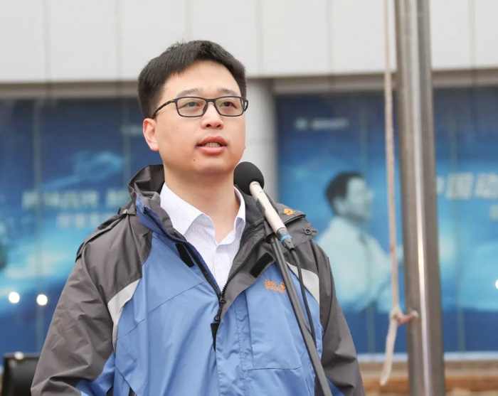 要以“开局就决战”的韧劲、“起步就冲刺”的拼劲、“转身就落实”的干劲，戮力同心、锐意进取、砥砺奋进，全力以赴达成年度经营目标，为做强做大做优解放动力总成自主事业，为解放加快建设“世界一流企业、百年民族品牌”而不懈奋斗！