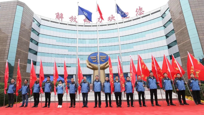 要以“开局就决战”的韧劲、“起步就冲刺”的拼劲、“转身就落实”的干劲，戮力同心、锐意进取、砥砺奋进，全力以赴达成年度经营目标，为做强做大做优解放动力总成自主事业，为解放加快建设“世界一流企业、百年民族品牌”而不懈奋斗！