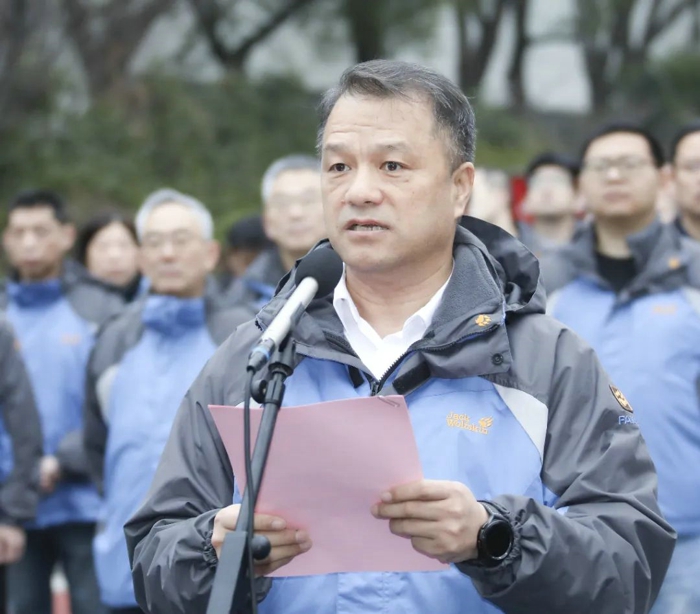 要以“开局就决战”的韧劲、“起步就冲刺”的拼劲、“转身就落实”的干劲，戮力同心、锐意进取、砥砺奋进，全力以赴达成年度经营目标，为做强做大做优解放动力总成自主事业，为解放加快建设“世界一流企业、百年民族品牌”而不懈奋斗！