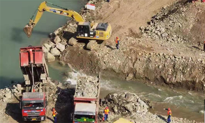 在“引汉济渭”工程建设中，上汽红岩自卸车结合秦岭地形的施工特点，凭借强大的性能，成为引汉济渭工程建设的“生力军”。