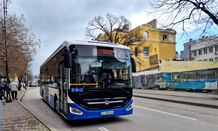 近日，48辆中通纯电动城市客车正式交付葡萄牙，即将投运葡萄而第二大城市波尔图，助力葡萄牙零排放公共交通事业的发展。