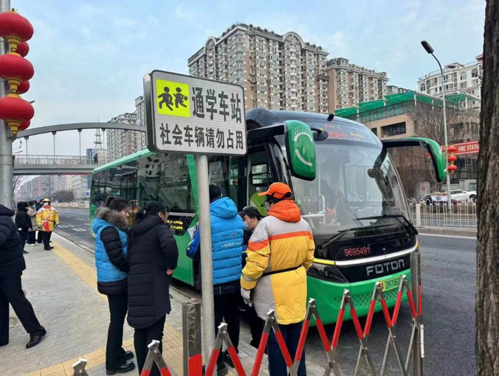 在繁忙的都市中，学生通学出行成为了每个家庭关注的焦点。面对这一挑战，福田欧辉凭借其深厚的汽车制造经验和技术积累，推出了全新的通学车型——福田欧辉新型通学车。这款车不仅体现了福田欧辉对于品质的追求，更是对学生通学出行需求的深入洞察和精准回应。