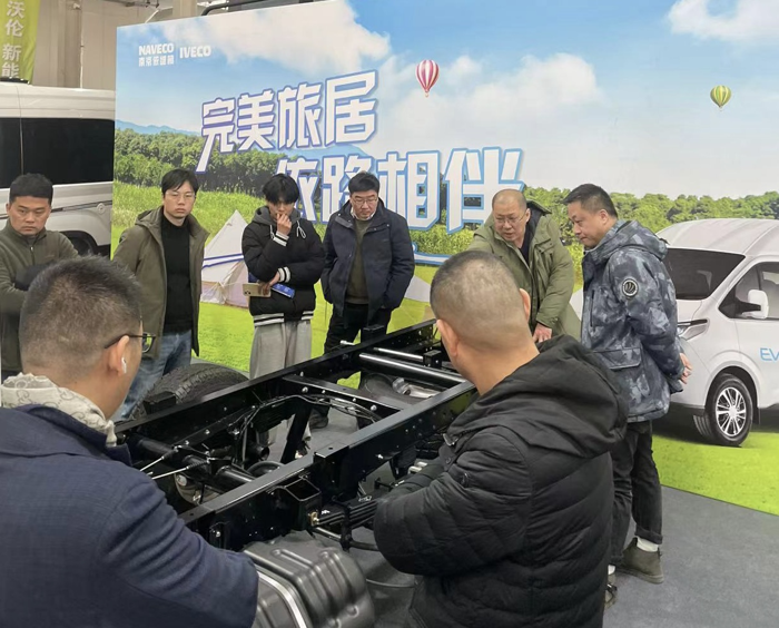 这不，2月29日—3月3日，第25届中国（北京）国际房车露营展览会在首钢会展中心盛大开展，作为房车露营行业龙年的开年首展，本届房车展群星荟萃，异彩纷呈，吸引了国内外众多房车爱好者、露营发烧友前来观展。车展期间，不仅有依维柯欧胜4x4底盘的霸气登场，还有欧胜底盘房车及聚星新能源厢式车组成强悍阵容成为展会焦点，问询、打卡的人群络绎不绝，令各位房车发烧友们直呼期待值拉满了！
