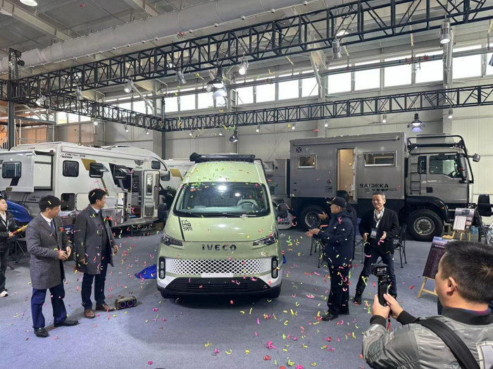 这不，2月29日—3月3日，第25届中国（北京）国际房车露营展览会在首钢会展中心盛大开展，作为房车露营行业龙年的开年首展，本届房车展群星荟萃，异彩纷呈，吸引了国内外众多房车爱好者、露营发烧友前来观展。车展期间，不仅有依维柯欧胜4x4底盘的霸气登场，还有欧胜底盘房车及聚星新能源厢式车组成强悍阵容成为展会焦点，问询、打卡的人群络绎不绝，令各位房车发烧友们直呼期待值拉满了！