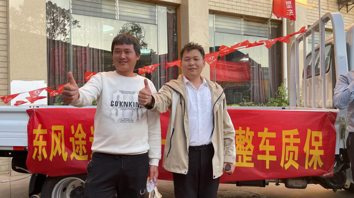 【第一商用车网 原创】3月7日，东风轻型车以“最美女神节 勇敢向前冲”为主题，举办了一场别开生面的百城团购会，而在主会场昆明，受邀到场的诸多卡姐不仅携家属盛装出席，更让我们看到了生活中，东风轻型车女性用户的风采，请看第一商用车网的报道。