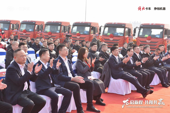 二月二，春意动；龙翘首，万物生！2024年3月11日，正值二月初二龙抬头传统佳节，在这个寓意勃勃生机和充满无限希望的春日，以“龙启新程 共创共赢”为主题的一汽解放天津区域港口牵引车百辆交付暨新战略合作签约仪式在滨海之城天津隆重举行。