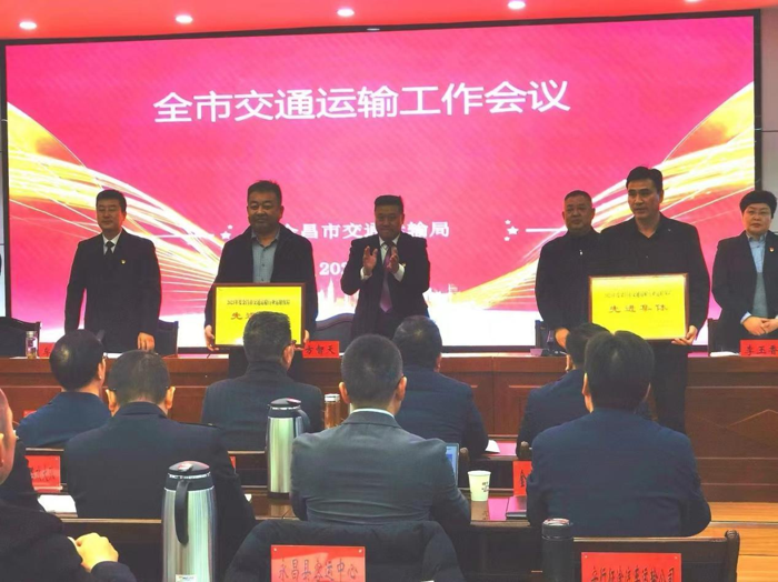 在中短途客运普遍选用纯电动客车的时候，甘肃金昌市安行征途汽车运输有限公司总经理王平（大伙儿称“老王”）经过长时间研究后，在“永昌——金昌”线首批投入8辆潍柴欧睿14座5.9米8AT柴油客车。