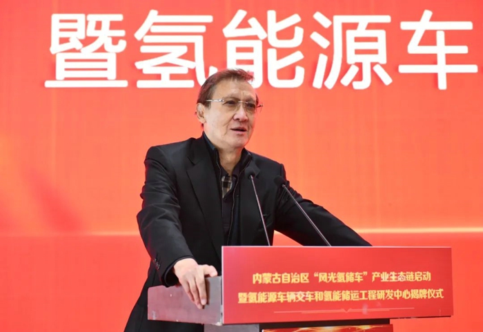 为深入贯彻落实习近平总书记关于“加快发展新质生产力，扎实推进高质量发展”的重要指示精神，北奔重汽、华电内蒙古能源有限公司、明阳集团携手产业链合作伙伴，依托包头风光氢储车开发建设项目，共同打造风光制氢、氢能技术创新平台、氢能重卡制造、氢燃料电池电堆生产、数字储能装备制造和煤炭绿色运输等产、储、运、加、用全产业生态链，3月19日，在北奔重汽联合举办了内蒙古自治区“风光氢储车”产业生态链启动暨氢能源车辆交车和氢能储运工程研究中心揭牌仪式。
