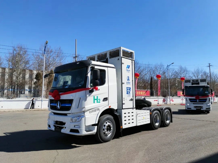 3月19日，内蒙古自治区“风光氢储车”产业生态链启动暨氢能源车辆交车和氢能储运工程研究中心揭牌仪式，在包头市北奔重型汽车集团有限公司（下称“北奔重汽”）举办，首批由北奔重汽开发、搭载重塑能源燃料电池系统的49T氢能重卡，正式交付华电内蒙古能源有限公司投入使用。