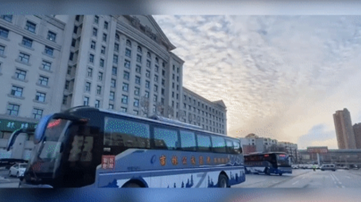 雪衣覆上群山，雾凇挂满枝头，松花江穿城而过……吉林市，一座具有北国特色的旅游城市，也是全国唯一一个与省同名的城市。近日，批量中通纯电动旅游大巴再次交付吉林市公交集团，赋能“北国江城”冰雪经济发展。