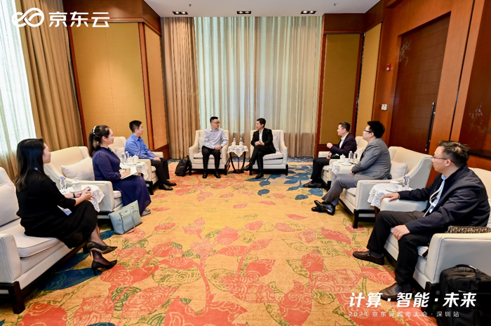 3月28日，2024京东云城市大会在深圳盛大召开，众多行业精英齐聚一堂，共同解码数字经济与智能未来的新浪潮。其中，东风柳汽作为汽车企业代表受邀参加此次大会，并进行了精彩的主题分享，不仅展示了东风柳汽在汽车产业领域的领先地位和创新能力，也为整个行业的未来发展提供了有益的借鉴与启示。