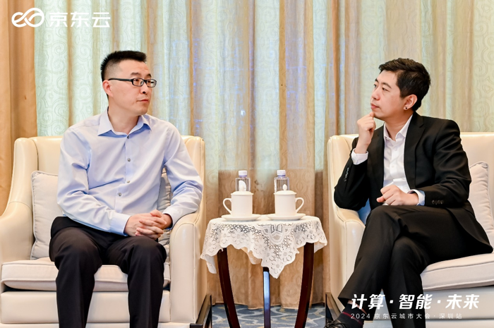 3月28日，2024京东云城市大会在深圳盛大召开，众多行业精英齐聚一堂，共同解码数字经济与智能未来的新浪潮。其中，东风柳汽作为汽车企业代表受邀参加此次大会，并进行了精彩的主题分享，不仅展示了东风柳汽在汽车产业领域的领先地位和创新能力，也为整个行业的未来发展提供了有益的借鉴与启示。
