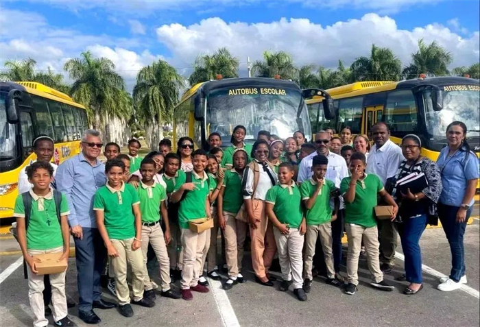 阳光沙滩，海浪椰风……在加勒比海岸，一排排身披“黄色铠甲”的中通定制校车正式交付多米尼加。