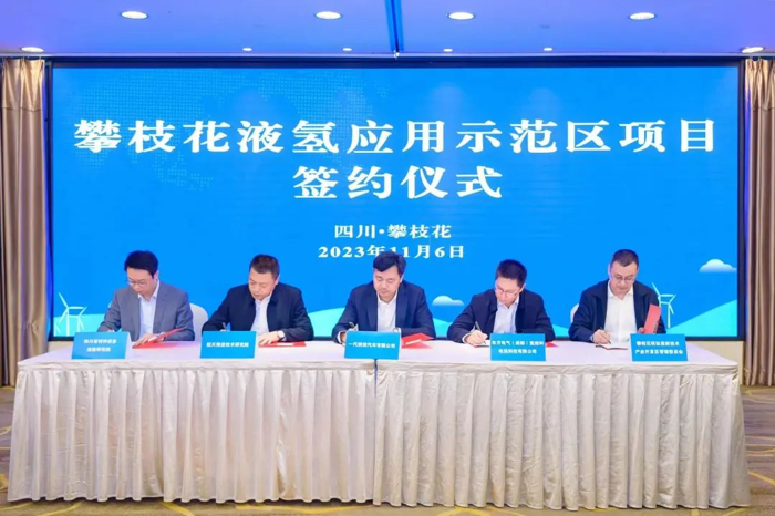 近年来，随着“双碳”战略的推进、加快新能源商用车发展信号不断加强、以及整个新能源产业链的不断成熟，从2020年起我国新能源商用车的渗透率几乎呈“直线”上升，尤其是2021年下半年，新能源重型货车一路高歌猛进。数据预测，到2025年，我国新能源商用车的渗透率将达到40%，2030年达到80%。而作为国内商用车行业的领军企业，一汽解放此前也曾预测，2030年开始，新能源车的占比将开始超过传统车。