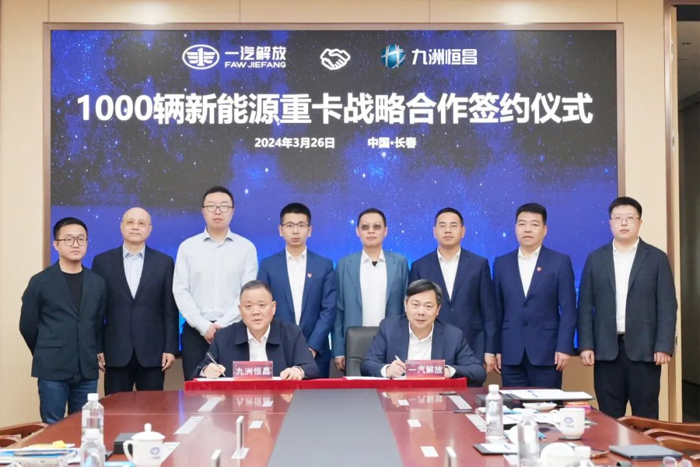 近年来，随着“双碳”战略的推进、加快新能源商用车发展信号不断加强、以及整个新能源产业链的不断成熟，从2020年起我国新能源商用车的渗透率几乎呈“直线”上升，尤其是2021年下半年，新能源重型货车一路高歌猛进。数据预测，到2025年，我国新能源商用车的渗透率将达到40%，2030年达到80%。而作为国内商用车行业的领军企业，一汽解放此前也曾预测，2030年开始，新能源车的占比将开始超过传统车。