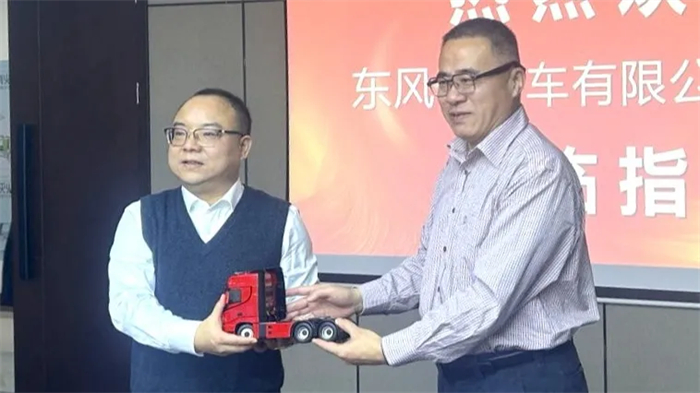 3月28日，随着为中国石油运输有限公司精心打造的100余辆东风天龙KL危化品牵引车，在品牌体验中心整装齐发，东风商用车一季度实现销量3.7万辆，同比增长28%，达成“开门红”目标。