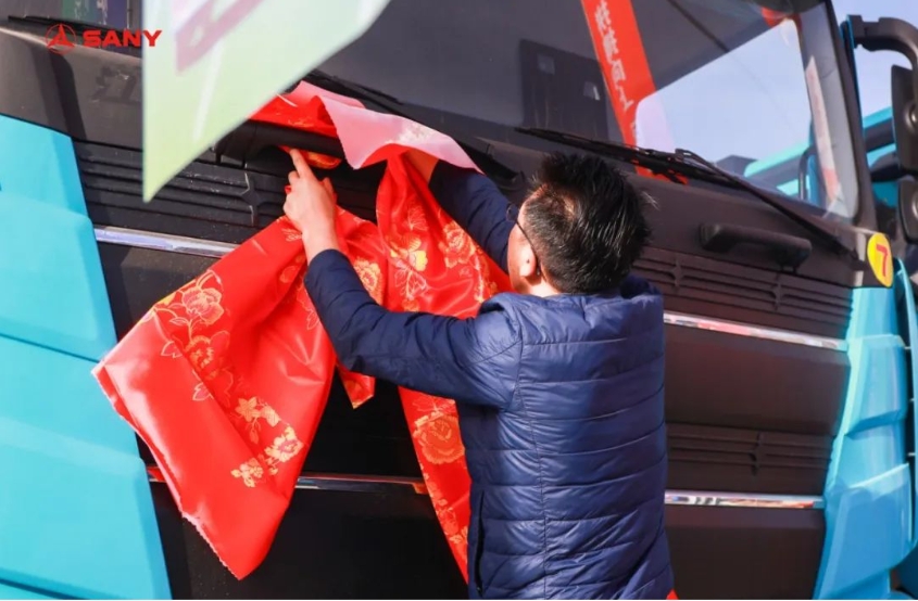 近日来，三一电动重卡又双叕忙交付，开启春季奋进新篇章！春光好绿意浓，全国各地接连绽放一道道靓丽的“天海蓝”风景线。