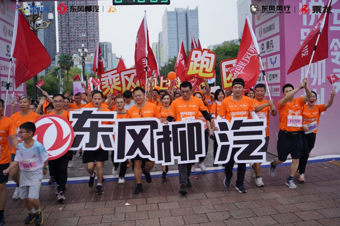 当前，马拉松以正能量的活动内涵、庞大的参与基数，成为最受欢迎的体育盛事，也是打造城市品牌、展示对外形象、增强影响力的平台。3月31日，2024柳州马拉松暨警察马拉松鸣枪开跑，3万名来自国内外的马拉松跑者在风景秀丽的百里柳江山水画廊间挥洒汗水，激情角逐，让此次赛事成为了柳州一张亮丽的城市新名片