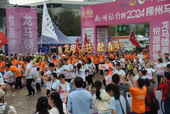 当前，马拉松以正能量的活动内涵、庞大的参与基数，成为最受欢迎的体育盛事，也是打造城市品牌、展示对外形象、增强影响力的平台。3月31日，2024柳州马拉松暨警察马拉松鸣枪开跑，3万名来自国内外的马拉松跑者在风景秀丽的百里柳江山水画廊间挥洒汗水，激情角逐，让此次赛事成为了柳州一张亮丽的城市新名片