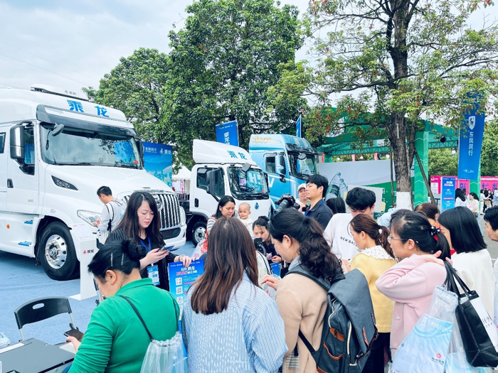 当前，马拉松以正能量的活动内涵、庞大的参与基数，成为最受欢迎的体育盛事，也是打造城市品牌、展示对外形象、增强影响力的平台。3月31日，2024柳州马拉松暨警察马拉松鸣枪开跑，3万名来自国内外的马拉松跑者在风景秀丽的百里柳江山水画廊间挥洒汗水，激情角逐，让此次赛事成为了柳州一张亮丽的城市新名片