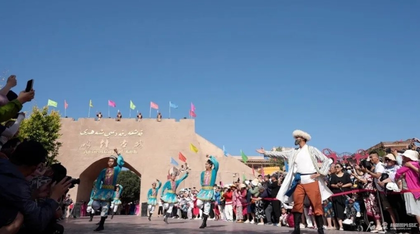 舒享新高度，西域再升舱。近日，100辆宇通高端旅游客车正式交付新疆深辉旅游服务有限公司（以下简称深辉旅游），助力新疆旅游高质量发展