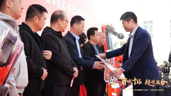 前言：2024年4月9日，联合重卡“百城千站 超燃联合”全国巡回交车仪式第二站在中国“暖城”鄂尔多斯隆重进行。活动现场，联合重卡向鄂尔多斯客户顺利交付44台并签约20台新能源纯电重卡。鄂尔多斯市政府领导、联合重卡、奇瑞鄂尔多斯基地、赢丰汽车等公司主要领导及重要客户共同见证了联合新能源纯电重卡在鄂尔多斯的光彩时刻